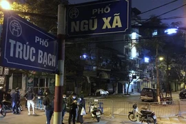 Đoạn phố Trúc Bạch, quận Ba Đình - nơi có nhà riêng của đối tượng mắc COVID-19 được phong toả từ tối 6/3 để lực lượng chức năng tiến hành công tác chuyển những người tiếp xúc gần với đối tượng đến nơi cách ly. (Ảnh: Dương Giang/TTXVN)