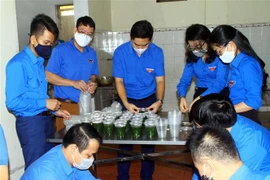 Lãnh đạo Tỉnh đoàn Nghệ An cùng các tình nguyện viên hỗ trợ chuẩn bị các suất ăn phục vụ tại khu cách ly tập trung Trung đoàn 764 - Bộ Chỉ huy quân sự tỉnh Nghệ An. (Ảnh: Tá Chuyên/TTXVN)