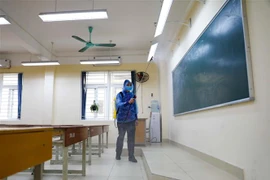 Phun thuốc khử trùng lần thứ 6 tại trường THPT Trần Nhân Tông, Hà Nội. (Ảnh: Thanh Tùng/TTXVN)