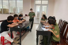 Công an tỉnh Thừa Thiên- Huế làm các thủ tục để buộc xuất cảnh về nước bốn người Trung Quốc. (Ảnh: Đỗ Trưởng/TTXVN)