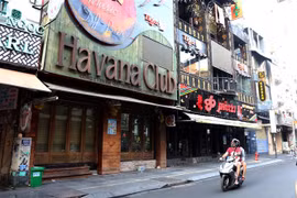 Phố đi bộ Bùi Viện (Quận 1) không còn nhộn nhịp như trước đây do nhiều hàng quán beer club, quán bar tạm ngưng hoạt động để chống dịch bệnh COVID-19. (Ảnh: Thanh Vũ/TTXVN)