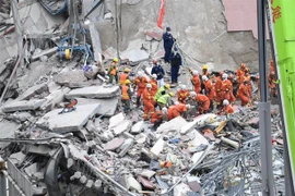 Nhân viên cứu hộ nỗ lực tìm kiếm các nạn nhân trong vụ sập khách sạn ở Tuyền Châu, tỉnh Phúc Kiến, Trung Quốc, ngày 8/3. (Ảnh: THX/TTXVN)