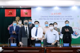 Các đơn vị ký kết Chương trình nghiên cứu thí điểm kiểm tra khí thải xe môtô, xe gắn máy trên địa bàn thành phố Hồ Chí Minh. (Ảnh: Tiến Lực/TTXVN)