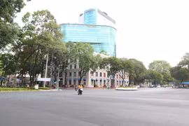 Tuyến đường Lê Duẩn và Trung tâm thương mại Diamon Plaza (Quận 1) vắng bóng người trong những ngày cao điểm phòng, chống dịch. (Ảnh: Thanh Vũ/TTXVN)