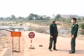Biên phòng Quảng Trị lập chốt chặn để kiểm soát người qua lại biên giới Việt Nam-Lào. (Ảnh: Nguyên Lý/TTXVN)