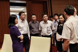 Kiểm tra công tác lắp đặt Truyền hình trực tuyến tại Quảng trường Ba Đình. (Ảnh: VNPT)