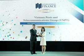 Bà Đỗ Mai Lan – Đại diện của Tập đoàn VNPT lên nhận Cup của Ban tổ chức. (Nguồn: VNP)