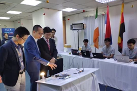 Ông Ngô Tuấn Anh giới thiệu về thiết bị phục vụ cuộc thi. (Ảnh: T.H/Vietnam+)