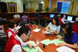 Ban đấu giá HNX kiểm tra phiếu lệnh tại phiên đấu giá Công ty In Tài chính, ngày 13/10. (Ảnh: HNX)