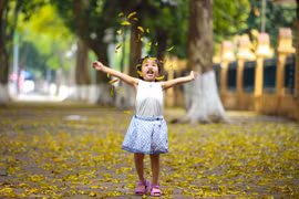 Những đứa trẻ hạnh phúc vui chơi dưới phố cây "di sản". (Ảnh: Minh Sơn/Vietnam+)