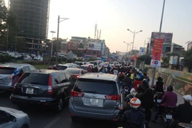 Chiều mồng Một, người dân Hà Nội đã phải xuất hành trong không khí giao thông đông đúc. (Ảnh: PV/Vietnam+)