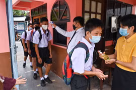 Học sinh Thái Lan kiểm tra thân nhiệt khi đén trường. (Ảnh: AFP/Getty)