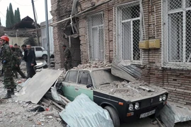 Thành phố Ganja tan hoang sau vụ pháo kích. (Ảnh: AFP/TTXVN)