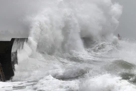 Anh: Bão Dennis gây ngập lụt nhiều nơi, ảnh hưởng nặng tới giao thông