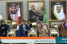 Thủ tướng Nhật Bản Shinzo Abe trong chuyến thăm Saudi Arabia. (Ảnh: AFP/TTXVN)