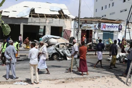 Hiện trường một vụ đánh bom xe tại Somalia. (Ảnh: AFP/TTXVN)