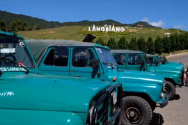 Lâm Đồng yêu cầu tạm dừng xe Uaz chở khách lên đỉnh Lang Biang