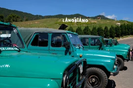 Lâm Đồng yêu cầu tạm dừng xe Uaz chở khách lên đỉnh Lang Biang