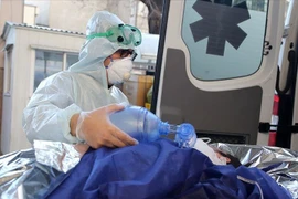 Điều trị cho bệnh nhân COVID-19 tại Algiers. (Ảnh: Anadolu)