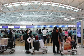 Công dân Việt Nam chờ làm thủ tục xuất cảnh tại Hàn Quốc. (Ảnh: Mạnh Hùng/TTXVN)