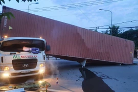 Bình Dương: Lật xe container, tài xế mắc kẹt tử vong trong cabin