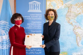 Đại sứ Lê Thị Hồng Vân trình Thư ủy nhiệm lên Tổng Giám đốc UNESCO Audrey Azoulay. (Ảnh: Baoquocte) 