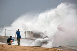 Bão Isaias bắt đầu đổ bộ vào Mỹ. (Ảnh: AP)
