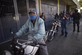 Người dân Venezuela xếp hàng dài chờ mua xăng dầu