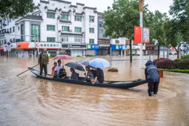 Học sinh tại tỉnh An Huy phải đi thuyền đi thi đại học. (Ảnh: China Daily)