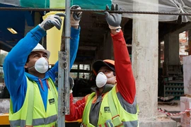 Hàng trăm nghìn người dân Tây Ban Nha bắt đầu quay lại làm việc