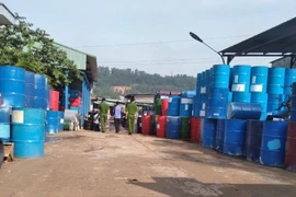 Thùng phuy, can nhựa nhiễm hóa chất nguy hại tại cơ sở sản xuất thùng xe rùa. (Ảnh: Công Phong/TTXVN)