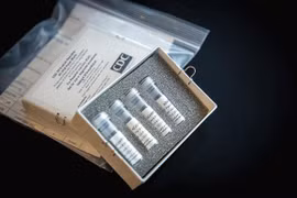 Việc tự sử dụng bộ kit xét nghiệm có thể đem lại kết quả không chuẩn xác. (Ảnh: AP)