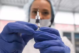 Các cường quốc trên thế giới bắt đầu thử nghiệm vắcxin ngừa virus SARS-CoV-2. (Ảnh: Moskva News Agency)