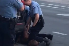 Thêm nhiều thông tin chưa hé lộ về vụ cảnh sát Mỹ giết người da đen