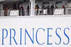 Hành khách trên du thuyền Diamond Princess. (Ảnh: AFP/TTXVN)