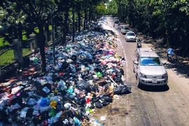 Rác thải "bủa vây" Hà Nội sau 3 ngày bãi rác Nam Sơn đóng cửa. (Ảnh: Thành Đạt/TTXVN)