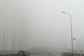 Thủ đô Hà Nội chìm trong sương mù. (Ảnh: TTXVN)