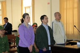 Các bị cáo nghe Hội đồng xét xử tuyên án. (Ảnh: Chu Quốc Hùng/TTXVN)