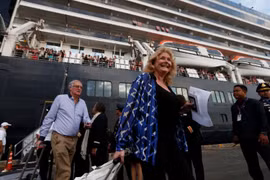 Hình ảnh du thuyền Westerdam cập cảng tại Campuchia