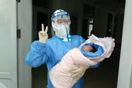 Các bác sỹ đỡ đẻ thành công cho bệnh nhân nhiễm virus corona chủng mới.