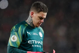 Ederson mắc nhiều sai lầm trong trận derby Manchester. (Ảnh: Teller Report)