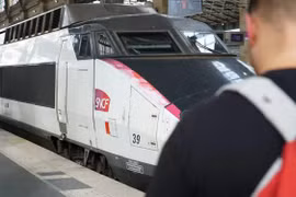 Pháp dùng máy bay, tàu TGV vận chuyển bệnh nhân COVID-19