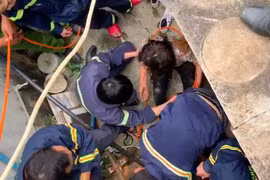 Nạn nhân may mắn được cứu sau khi ngã xuống giếng. (Ảnh: Baomoi)