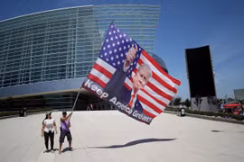 Người dân tại Tulsa đón chờ cuộc vận động tranh cử của ông Trump. (Ảnh: Getty)