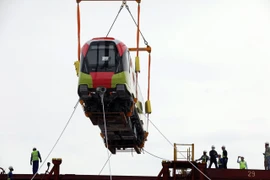 Đoàn tàu đầu tiên của tuyến metro Nhổn-Ga Hà Nội. (Ảnh: TTXVN)