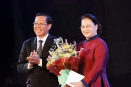 Bí thư tỉnh ủy Bến Tre Phan Văn Mãi tặng hoa Chủ tịch Quốc hội Nguyễn Thị Kim Ngân. (Ảnh: Trọng Đức/TTXVN)
