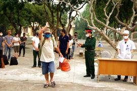 Công dân hoàn tất thời gian cách ly tập trung. (Ảnh: TTXVN)