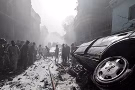 Hiện trường vụ rơi máy bay ở Karachi. (Ảnh: AFP/TTXVN)