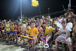 Trung Thu là tết thiếu nhi Thế mà người lớn lại đi chơi nhiều