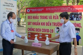 Chuẩn bị các biện pháp sát khuẩn tay tại điểm thi. (Ảnh: TTXVN)